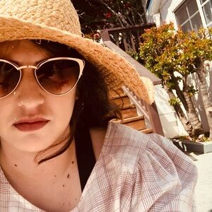 Meet your Posher, Eva